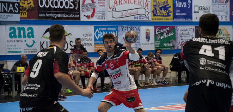 Rodrigo Pérez ante la zaga rival