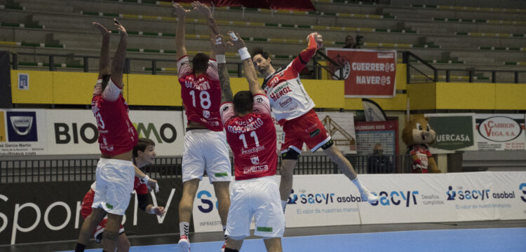 Jorge Silva ante la defensa de Cuenca / Foto: Dani Pérez