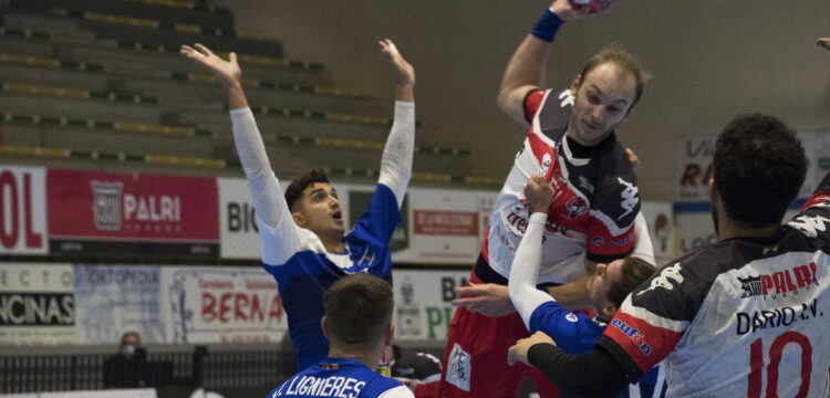 Lukàs Simenas lanzando a portería / Foto: Dani Pérez