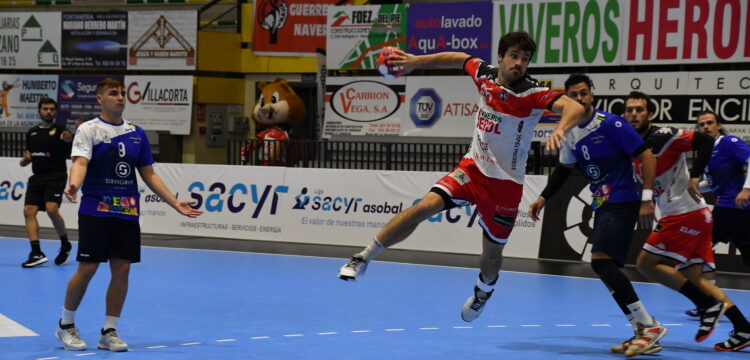 Rodrigo Pérez lanzando a portería / Foto: Dani Pérez