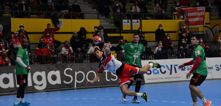 Moyano lanzando a puerta / Foto: Dani Pérez