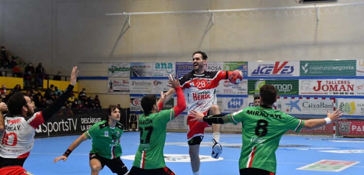 Jorge Silva lanzando a portería / Foto Dani Pérez