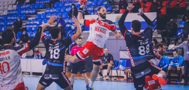 Adrián Rosales lanzando a portería / Foto: Diego Gómez