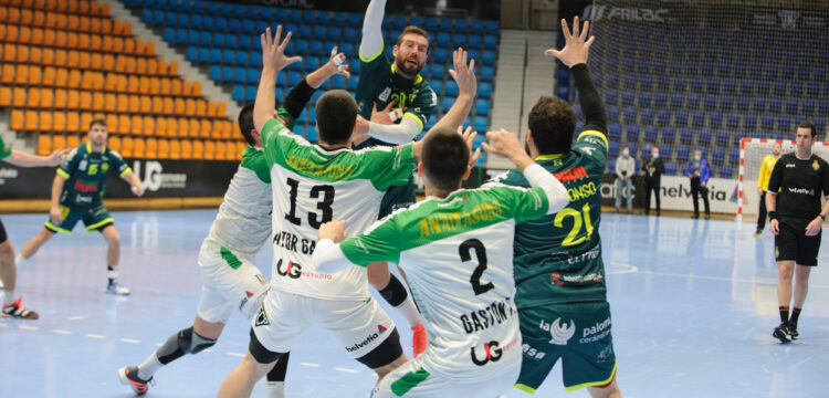 Filip Mota y Andrés Alonso ante la defensa de Anaitasuna / Foto: Óscar Aznar