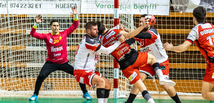 La defensa navera intentando frenar un ataque oscense / Foto: Andrey Sapizhak