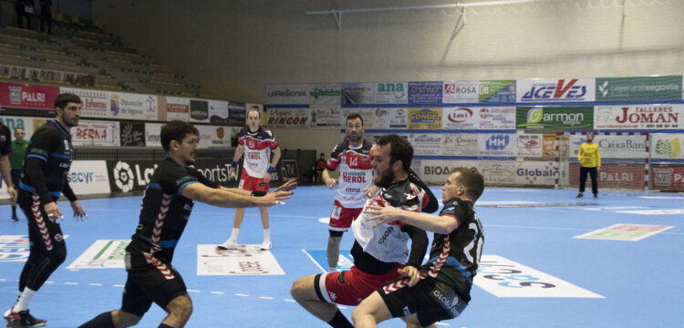 Darío Ajo frente a la defensa de Sinfín