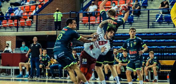 La defensa navera ante el ataque riojano / Foto: Juan Acobi