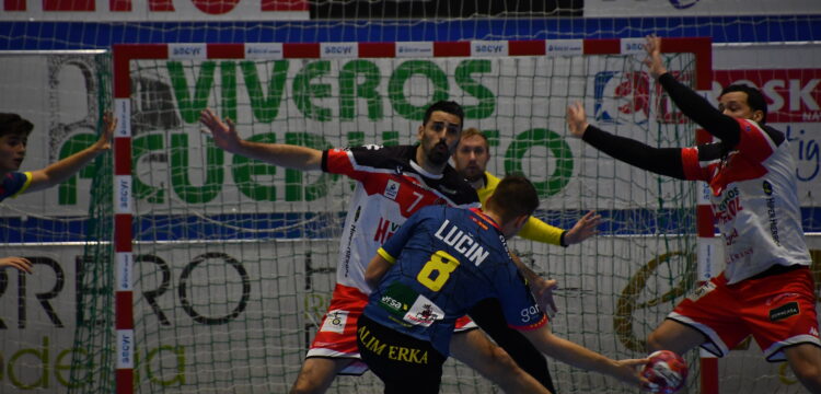 Tin Lucin ante la defensa navera / Foto: Dani Pérez