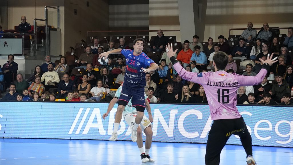 Balonmano Nava cae de pie en León