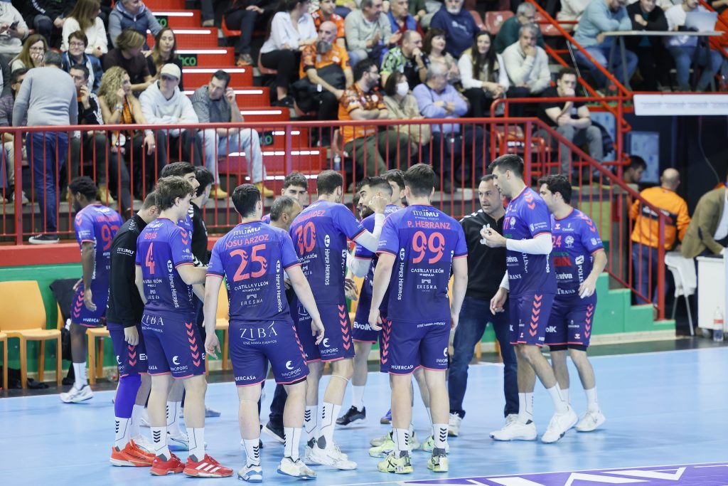 Carlos Calle frena a un Nava que no bajó los brazos